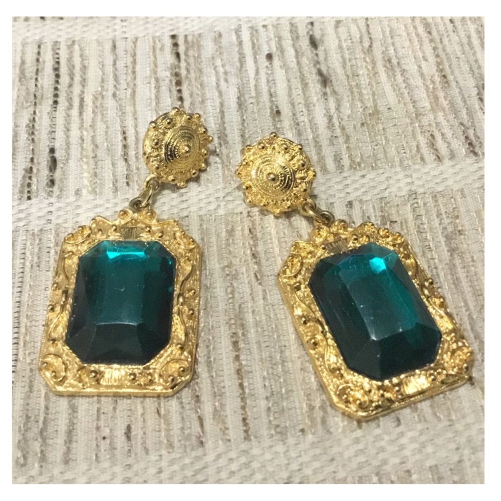Beautiful Emerald Green Gem Gold Studded Earring - Picture 1 of 8
